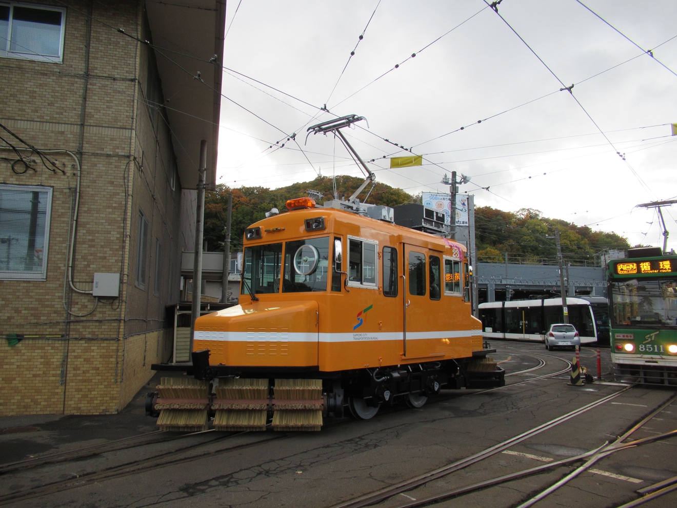 【札幌市交】雪20形雪23号がササラを付けられ電車事業所内で構内入換の拡大写真