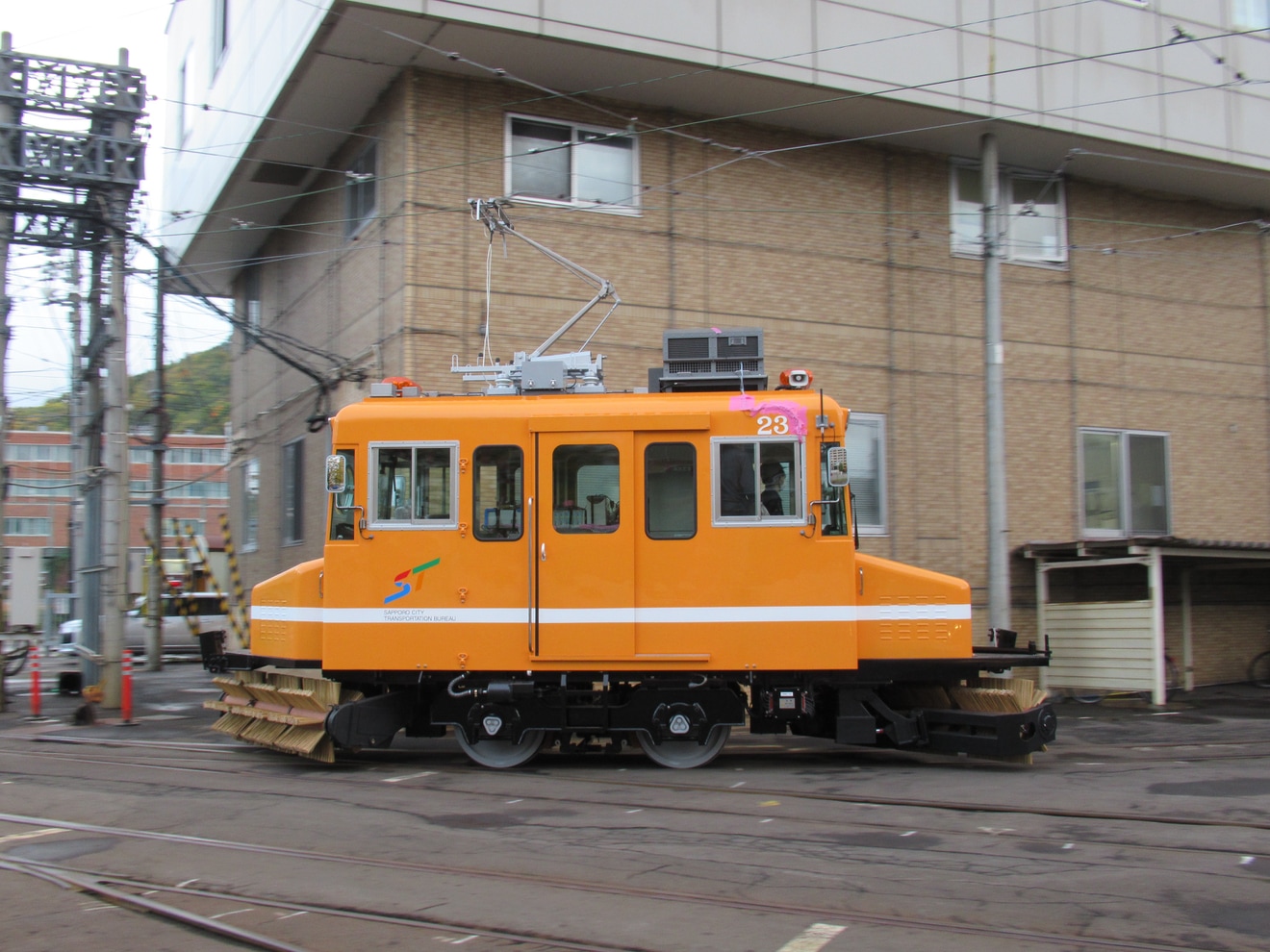 【札幌市交】雪20形雪23号がササラを付けられ電車事業所内で構内入換の拡大写真