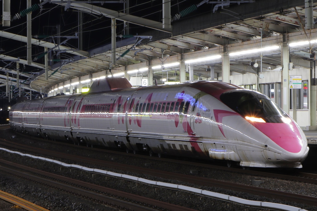 【JR西】500系V2編成「ハローキティ新幹線」が夜間に送り込み回送の拡大写真