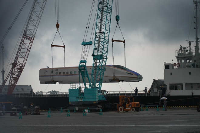 【JR西】W7系W21編成陸揚げを金沢港で撮影した写真