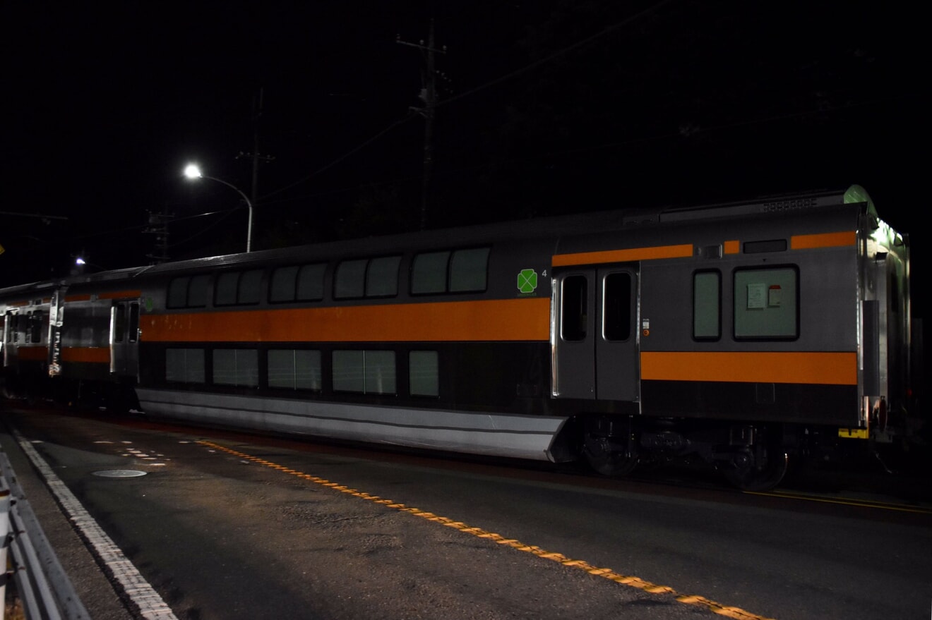 【JR東】E233系0番台グリーン車サロE232-2、サロE233-2 J-TREC横浜事業所出場の拡大写真