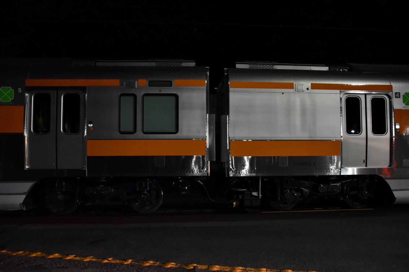 【JR東】E233系0番台グリーン車サロE232-2、サロE233-2 J-TREC横浜事業所出場の拡大写真