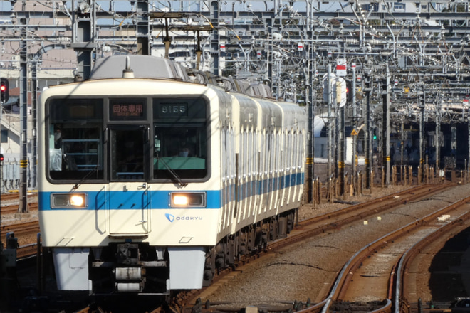 【小田急】8000形8055×4(8055F)団体専用列車を経堂駅で撮影した写真