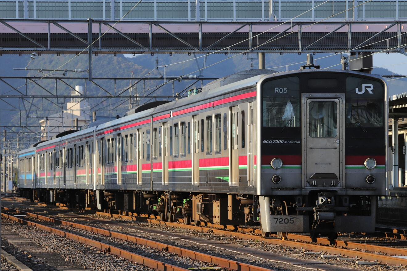 【JR四】7000系1両+7200系4両が臨時列車のため回送の拡大写真