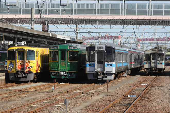 【JR四】7000系1両+7200系4両が臨時列車のため回送を多度津駅で撮影した写真
