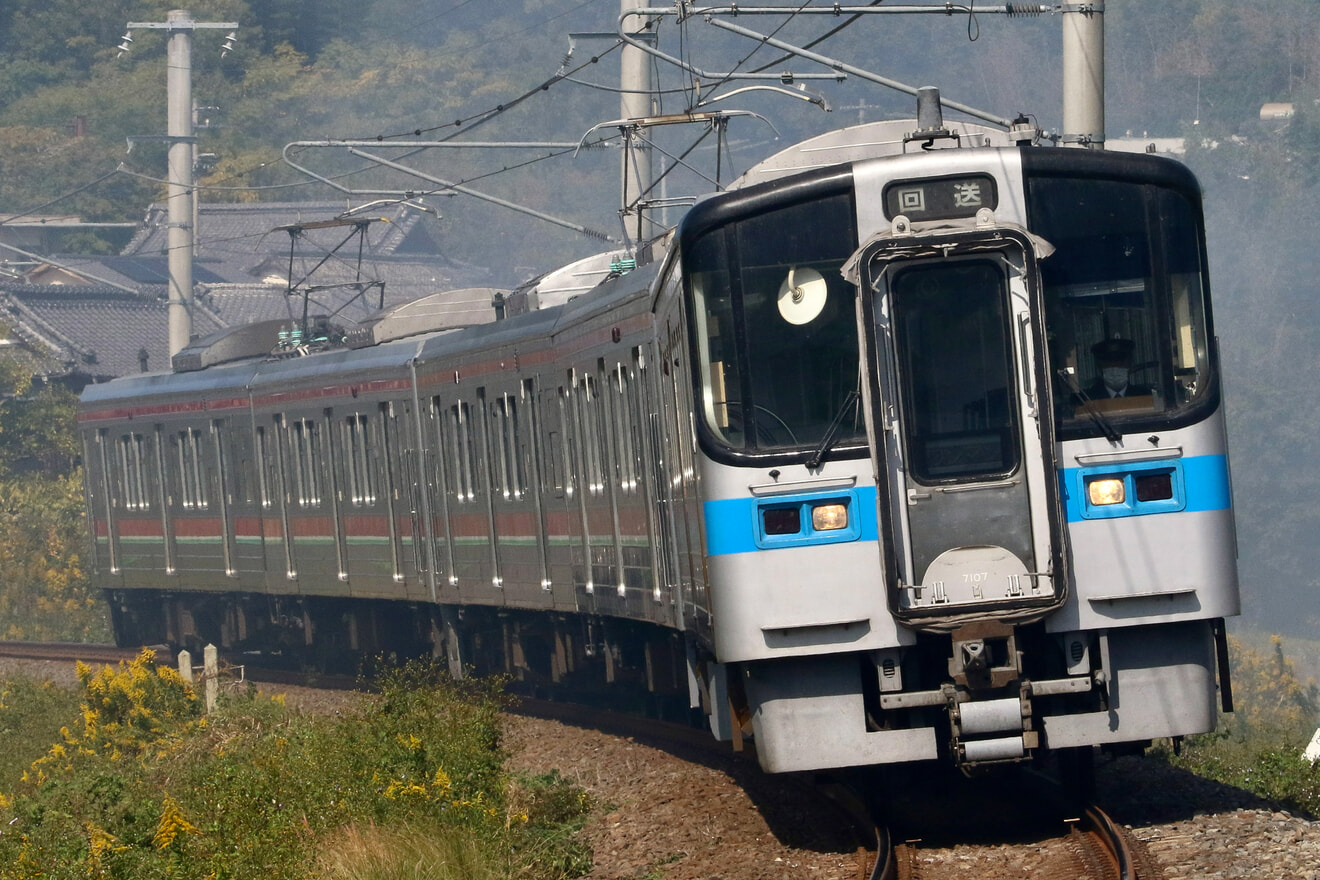 【JR四】7000系1両+7200系4両が臨時列車のため回送の拡大写真
