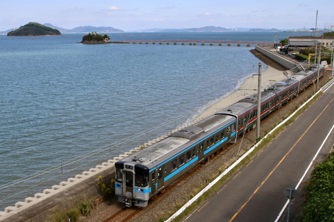 【JR四】7000系1両+7200系4両が臨時列車のため回送を詫間～海岸寺間で撮影した写真