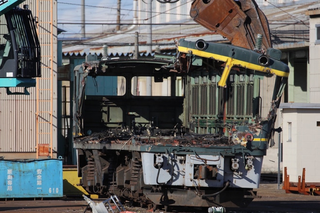 【JR西】EF81−114が金沢総合車両所松任本所で解体を金沢総合車両所松任本所付近で撮影した写真