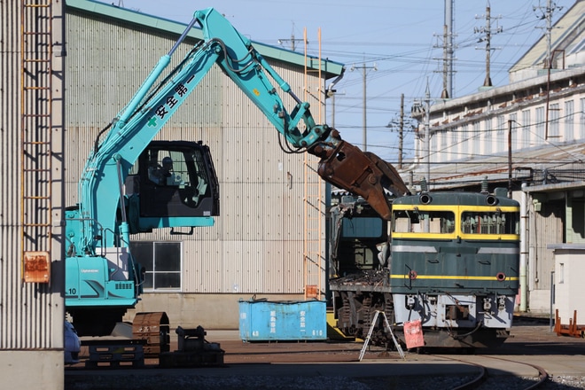 【JR西】EF81−114が金沢総合車両所松任本所で解体を金沢総合車両所松任本所付近で撮影した写真