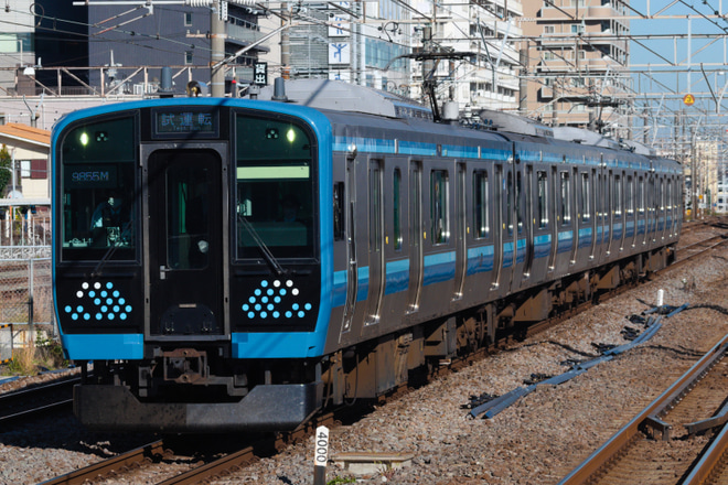 【JR東】E131系コツG11編成が東海道貨物線で試運転を平塚駅で撮影した写真