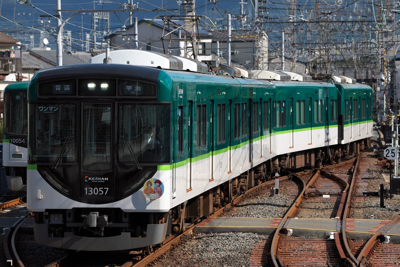 【京阪】13000系13007Fに「京阪電車×響け!ユーフォニアム2022」11月のHMが掲出の拡大写真
