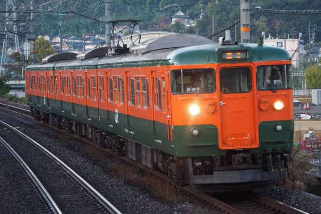 【JR西】「115系で行く 岡山⇒京都 夜行列車の旅 2日間」ツアーを催行を島本駅で撮影した写真