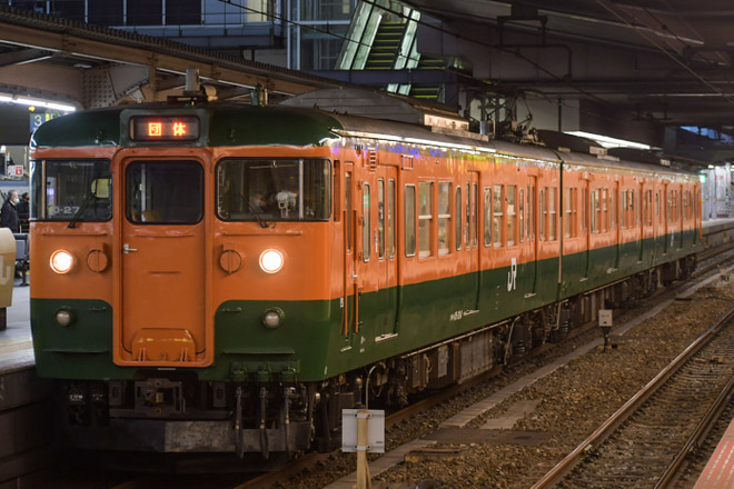 【JR西】「115系で行く 岡山⇒京都 夜行列車の旅 2日間」ツアーを催行を大阪駅で撮影した写真