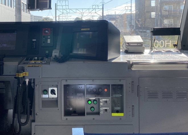 【JR東】E233系H001編成へ 非常用ハシゴと運転席にATO関連装置が取り付けられるを不明で撮影した写真