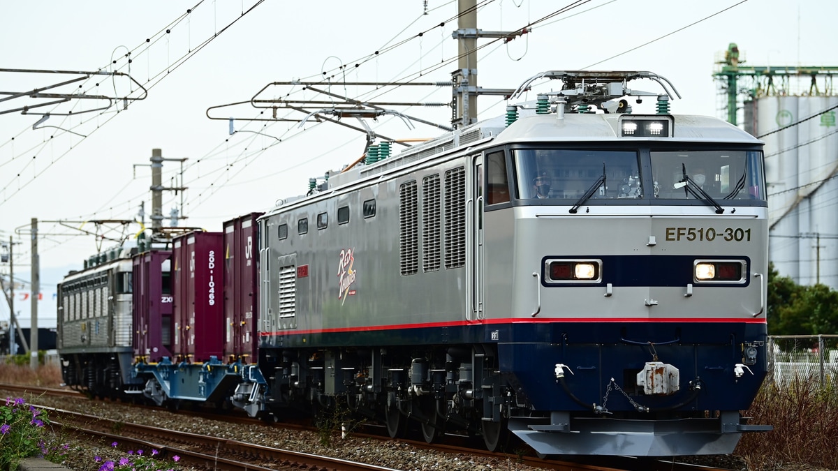 JR九】EF510-301＋コキ104-1089＋EF81-303が門司港(九州鉄道記念館)へ