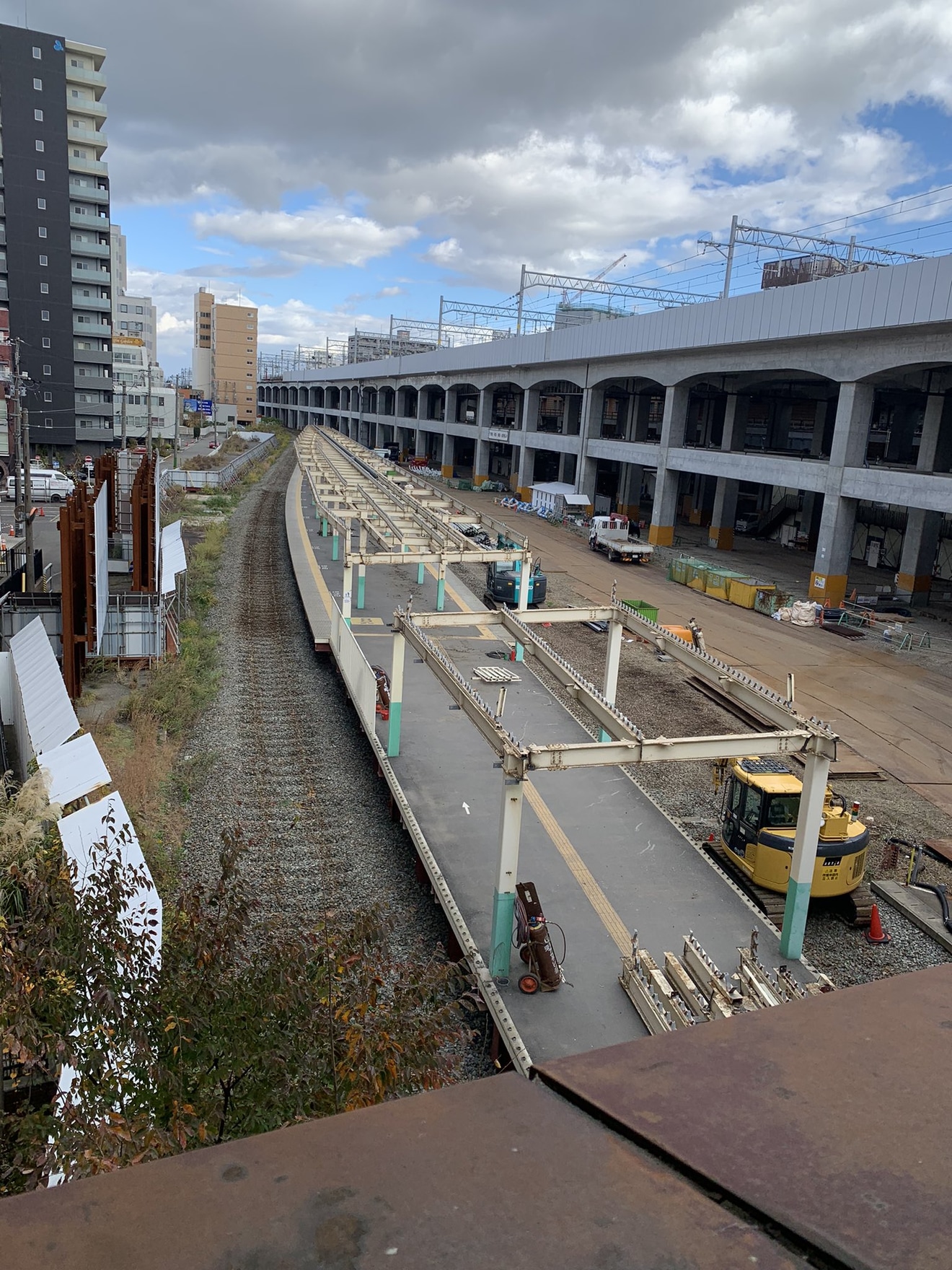 【JR東】新潟駅の地上ホーム8・9番線ホーム解体中の拡大写真