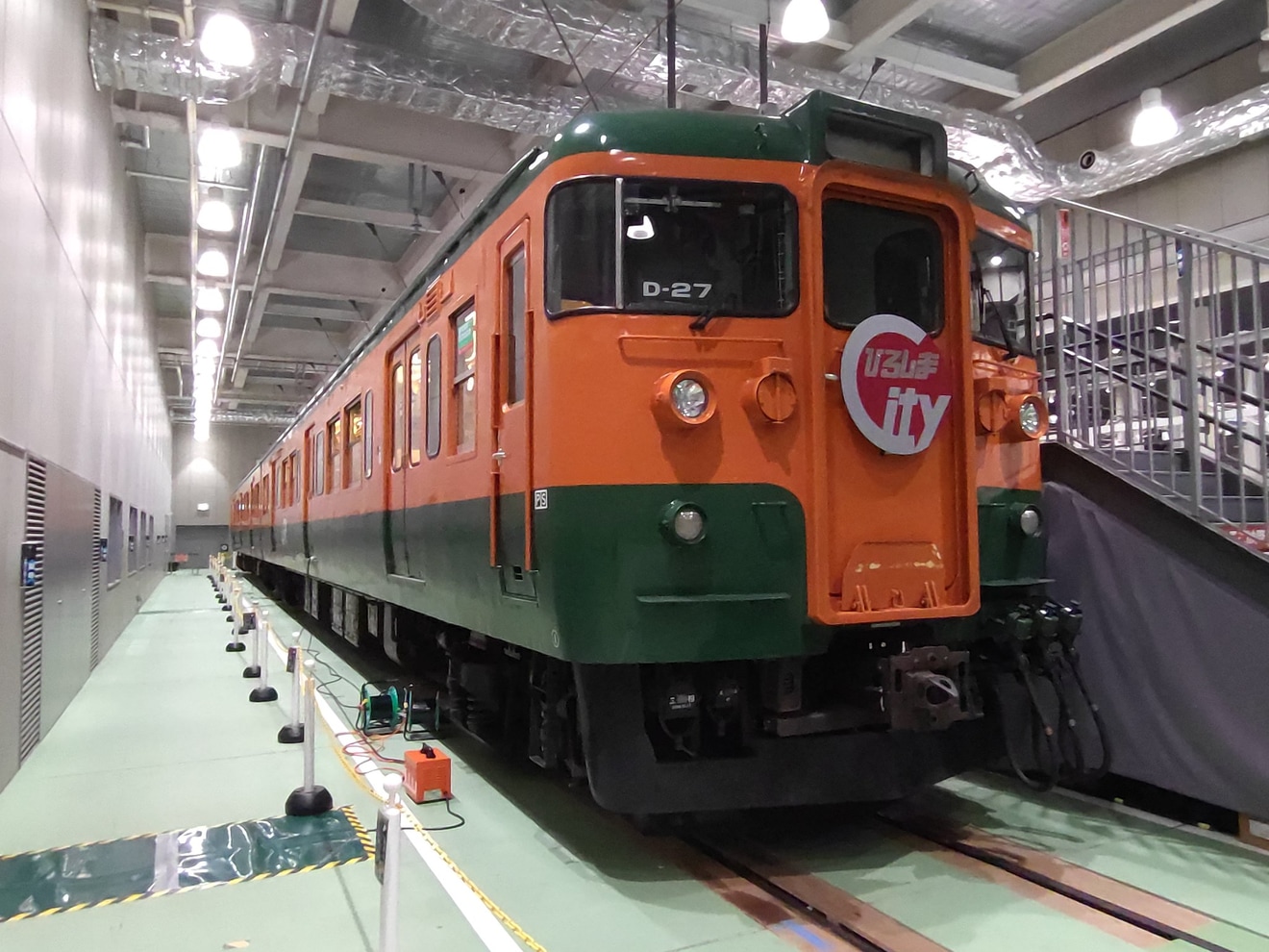 【JR西】京都鉄道博物館「115系電車湘南色」展示に「ひろしまCity電車」HMの拡大写真