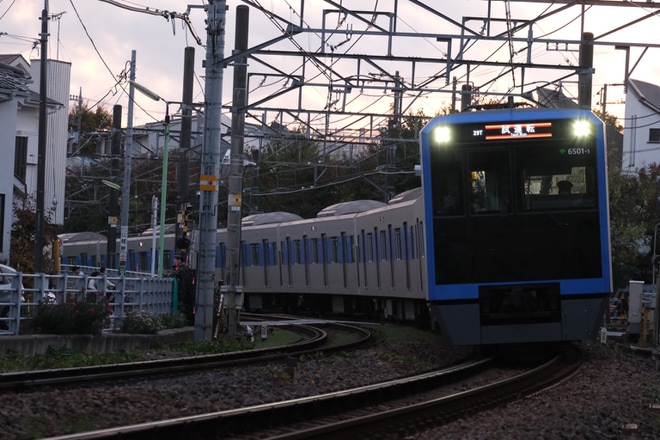 【都営】6500形6501F東急新横浜線・東急目黒線などで試運転を不明で撮影した写真