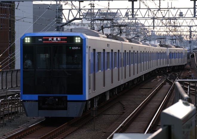 【都営】6500形6501F東急新横浜線・東急目黒線などで試運転を武蔵小杉駅で撮影した写真