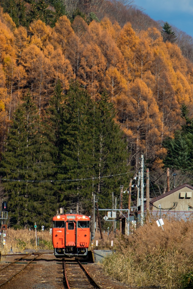 【JR北】留萌線でキハ40-1758(首都圏色）が代走を峠下駅で撮影した写真