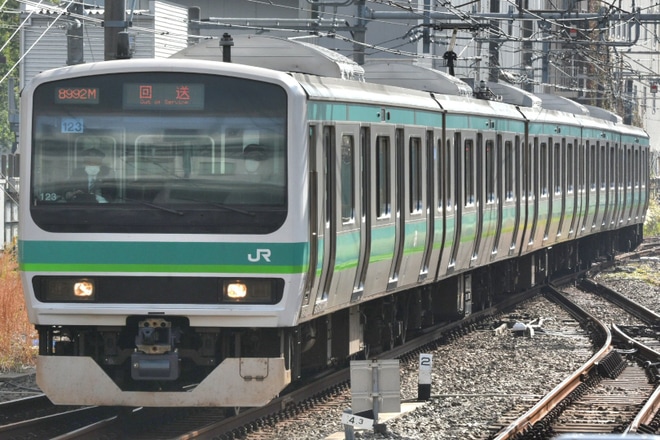 【JR東】E231系マト123編成東京総合車両センター出場回送を新宿駅で撮影した写真