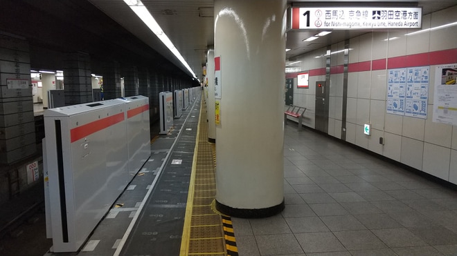 【都営】5300形5320編成によるホームドア輸送を日本橋駅で撮影した写真