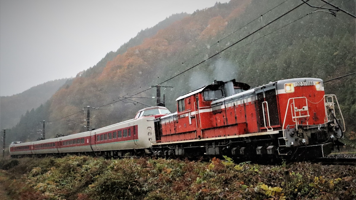 JR西】381系「やくも5号」がDD51-1186により救援回送 |2nd-train