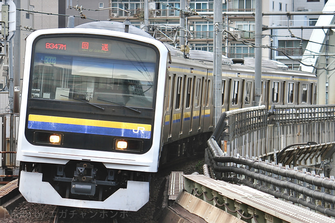 【JR東】209系マリC440編成 大宮総合車両センター出場回送を両国駅で撮影した写真