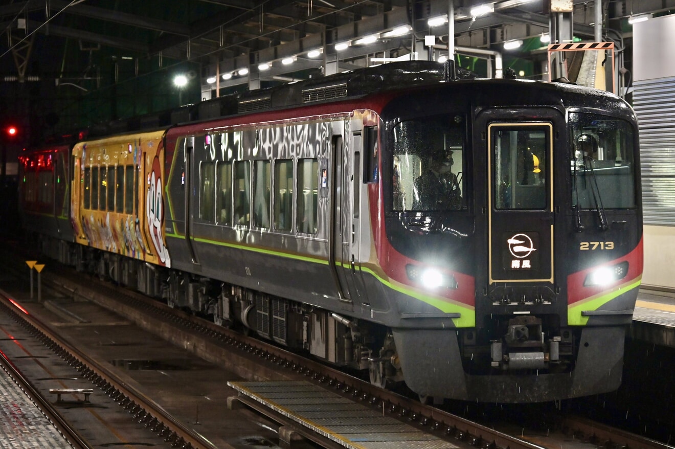 【JR四】黄色いアンパンマン列車の2750形の2752が2700系一般車の運用を代走の拡大写真