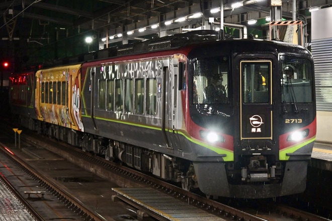 【JR四】黄色いアンパンマン列車の2750形の2752が2700系一般車の運用を代走を不明で撮影した写真