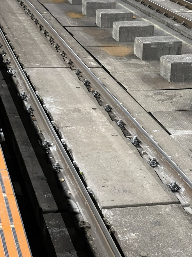 【JR東】武蔵野線上り新小平駅付近で徐行運転中を新小平駅で撮影した写真