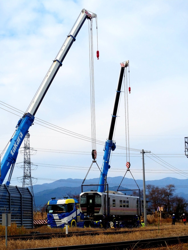 【JR東】GV-E400-3が郡山総合車両センターへ向けて線路上から搬出を不明で撮影した写真