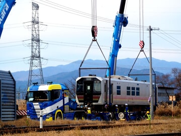 【JR東】GV-E400-3が郡山総合車両センターへ向けて線路上から搬出