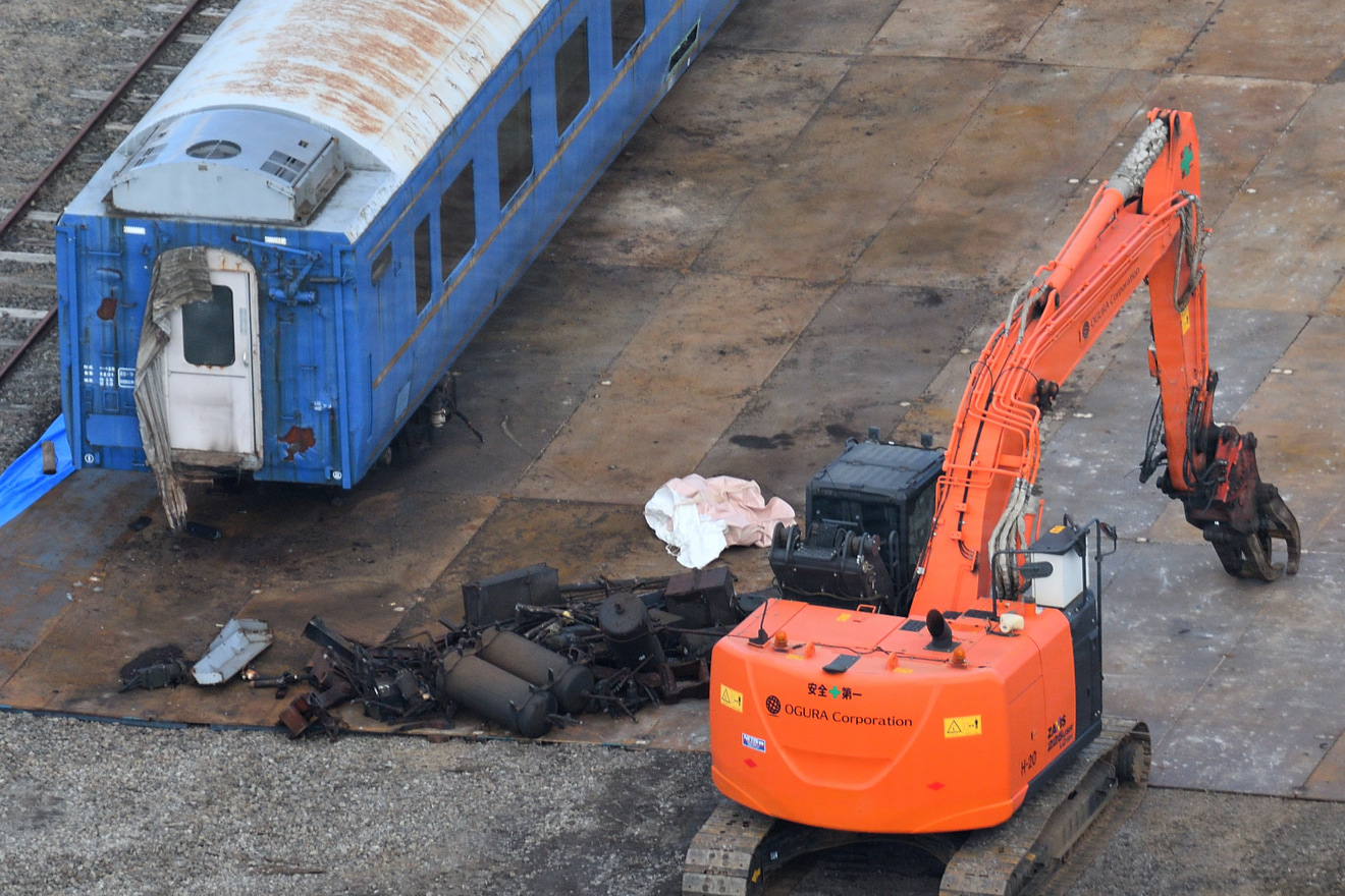 【JR東】秋田港駅に留置されている24系客車解体作業開始の拡大写真