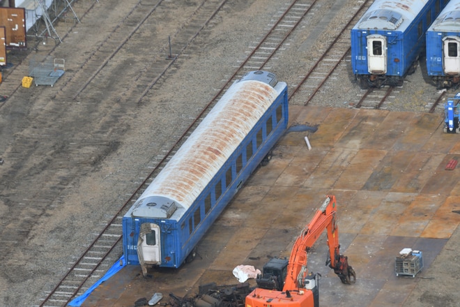 【JR東】秋田港駅に留置されている24系客車解体作業開始を不明で撮影した写真