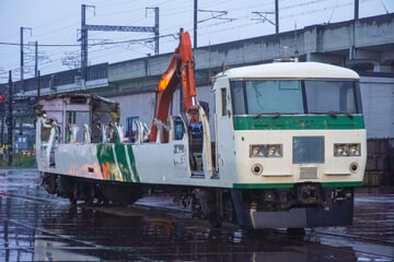 185系200番台OM07編成中間車が廃車置場へ - ガタゴト日誌
