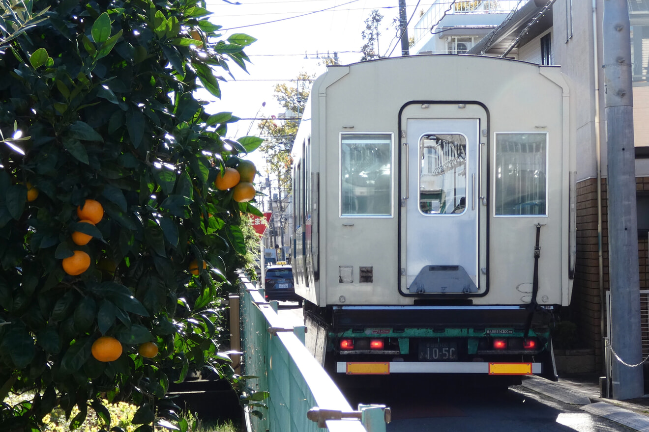 【小田急】8000形8259F(8259×6)新宿方2両 廃車搬出の拡大写真