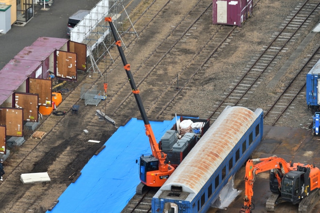 【JR東】秋田港駅に留置されている24系客車から寝台・シート等が搬出を不明で撮影した写真