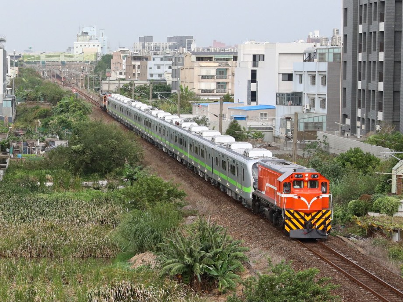 【台鐵】EMU900EP937編成が輸送の拡大写真