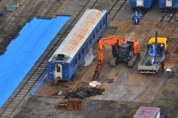 【JR東】秋田港駅に留置されている24系客車から寝台・シート等が搬出