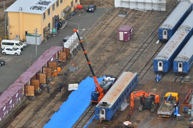 【JR東】秋田港駅に留置されている24系客車から寝台・シート等が搬出を不明で撮影した写真