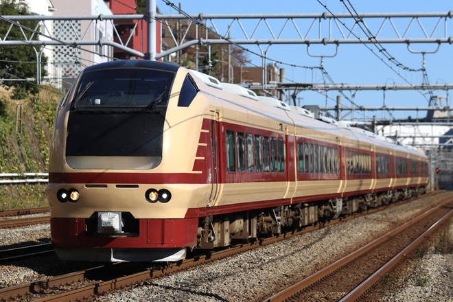 【JR東】E653系K70編成「JR貸切列車で行く!秋色の古都鎌倉ぶらり旅」を新子安駅で撮影した写真