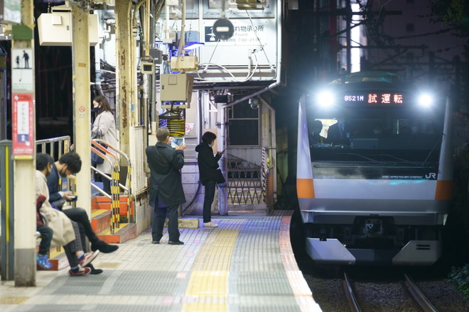 【JR東】グリーン組み込みのE233系トタH57編成試運転で営業時間帯の東京駅へを御茶ノ水駅で撮影した写真