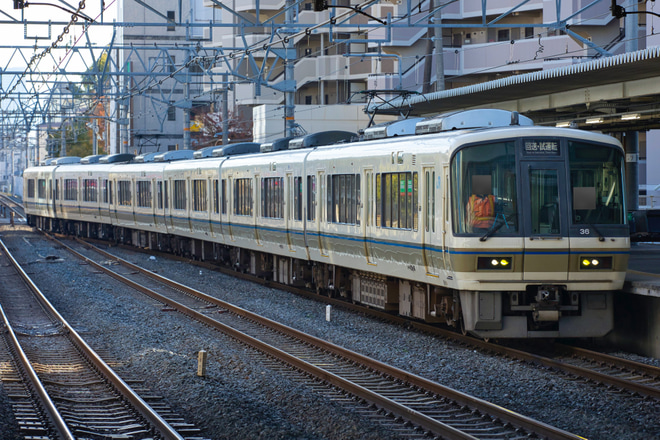 【JR西】車両トラブル後の架線確認列車を平野駅で撮影した写真