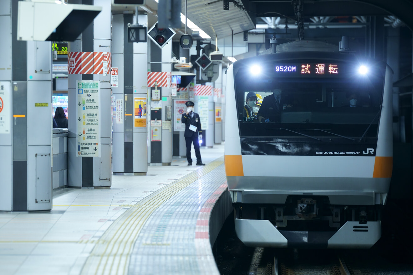 【JR東】グリーン組み込みのE233系トタH57編成試運転で営業時間帯の東京駅への拡大写真