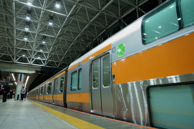 【JR東】グリーン組み込みのE233系トタH57編成試運転で営業時間帯の東京駅へを東京駅で撮影した写真