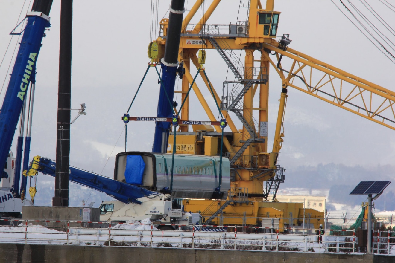 【JR北】H5系H2編成函館港で陸揚げの拡大写真