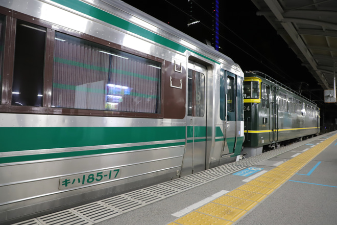 【JR四】キハ185系2両京都鉄道博物館特別展示に伴い車両送り込み配給を高松駅で撮影した写真