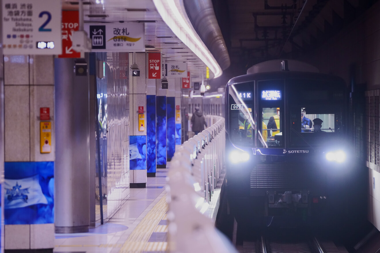 【相鉄】20000系20107×10(20107F)が営業時間帯の元町中華街駅へ初入線の拡大写真