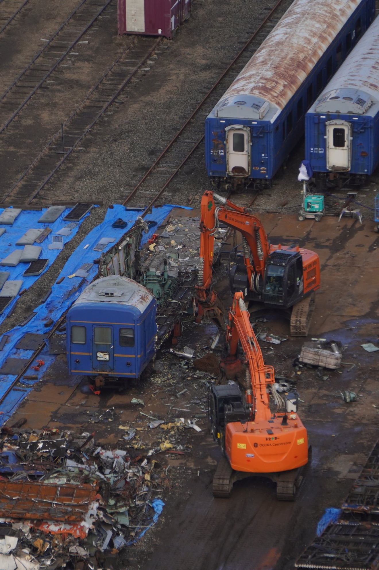【JR東】秋田港駅に留置されている24系客車解体中の拡大写真